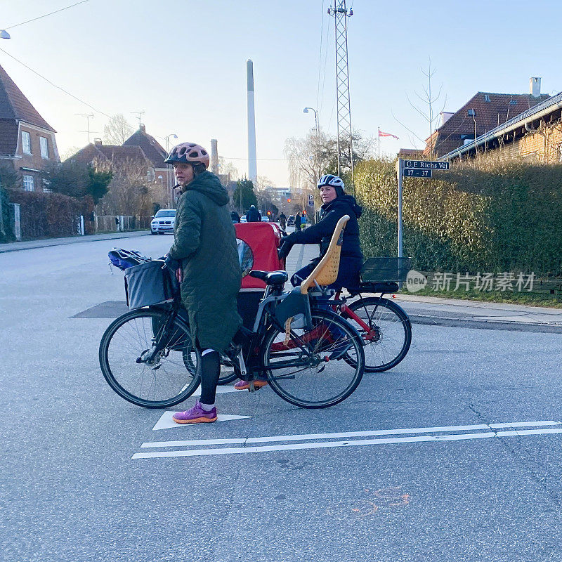 丹麦哥本哈根，女子骑自行车