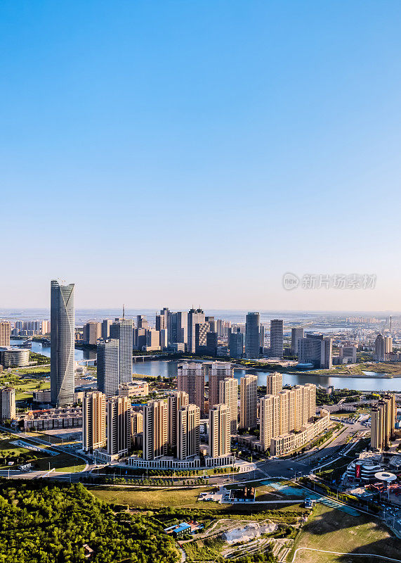 中国天津滨海新区海河沿岸城市天际线的航空摄影