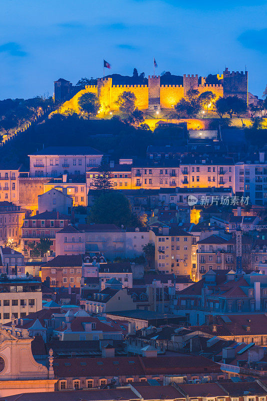 里斯本灯光横跨屋顶城市景观城堡圣豪尔赫葡萄牙