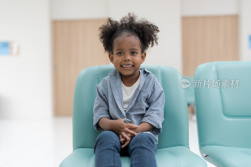 一个女孩站着坐着等着体检。
