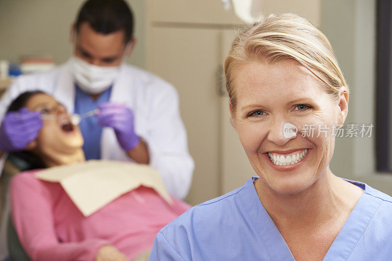 牙医在治疗病人时露出了专业的微笑