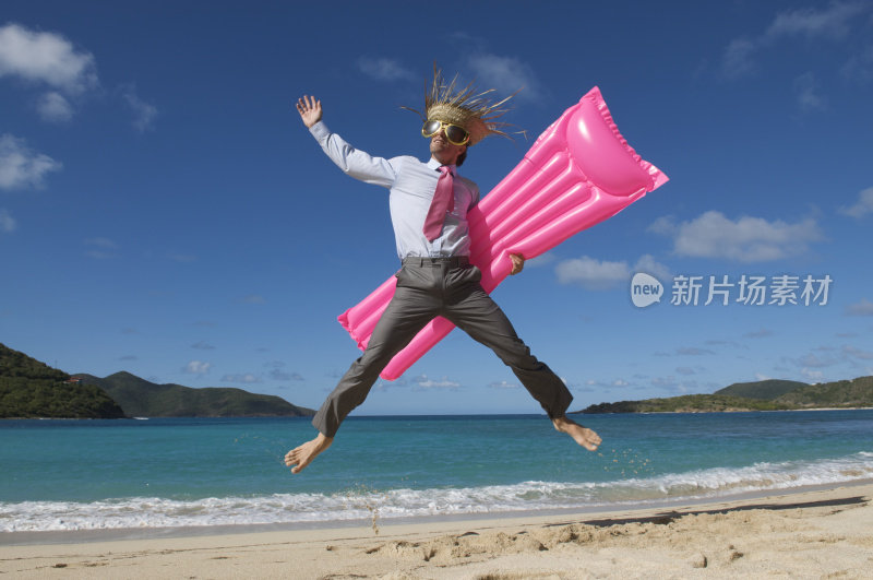商人游客在热带海滩上疯狂的粉红色Lilo