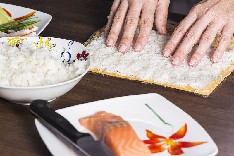 在家里做日本寿司卷的女人。