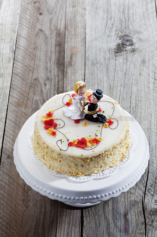 酒奶油蛋糕，婚礼小雕像蛋糕，新娘和新郎