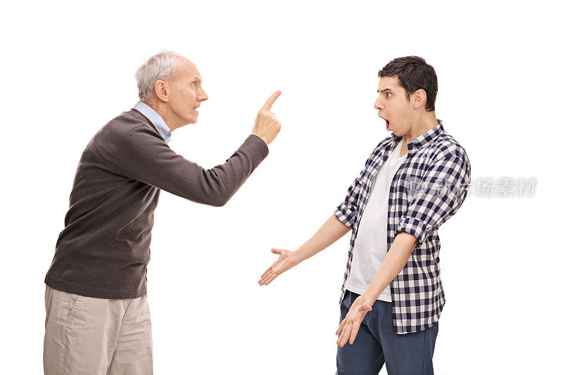 年长的父亲和他已经成年的儿子争吵
