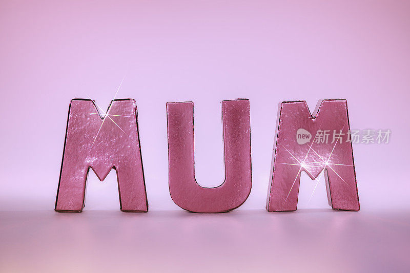 用迷人的粉色玫瑰金字母写的妈妈字
