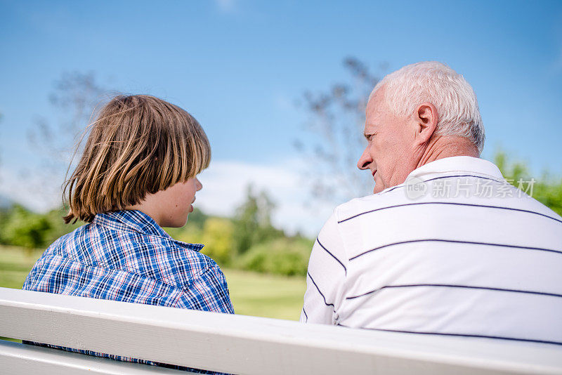 爷爷和孙子坐在公园里