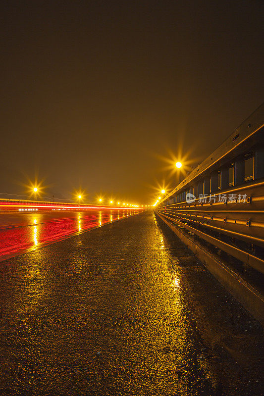 雨夜的反光灯和路面