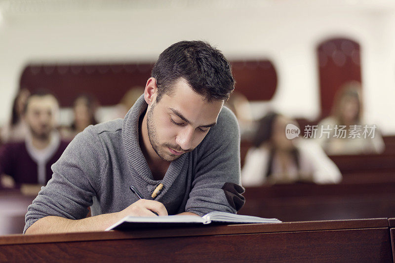 年轻的男学生