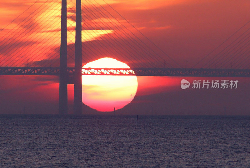 夕阳正落在桥下