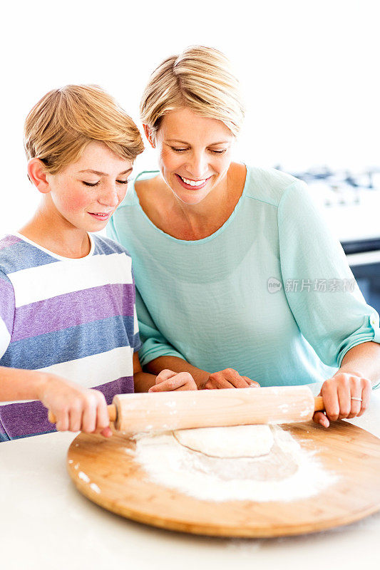 母亲和儿子在厨房一起烘焙