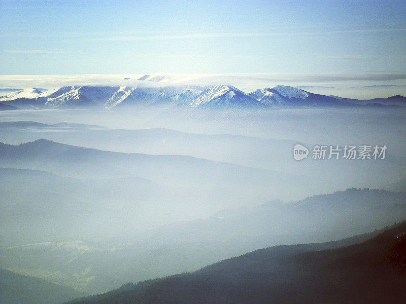 冬天在山上徒步旅行。