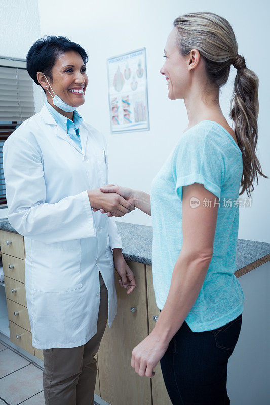 女牙医和女人握手