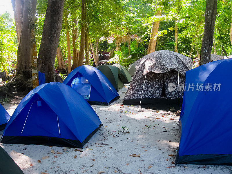 在西米兰群岛为过夜的游客搭建的帐篷