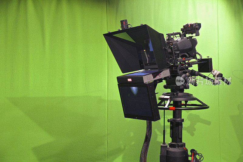 电视演播室相机与色度键绿色背景