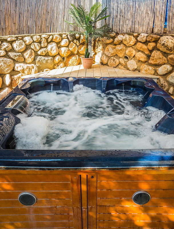 沐浴——花园里的热水浴缸