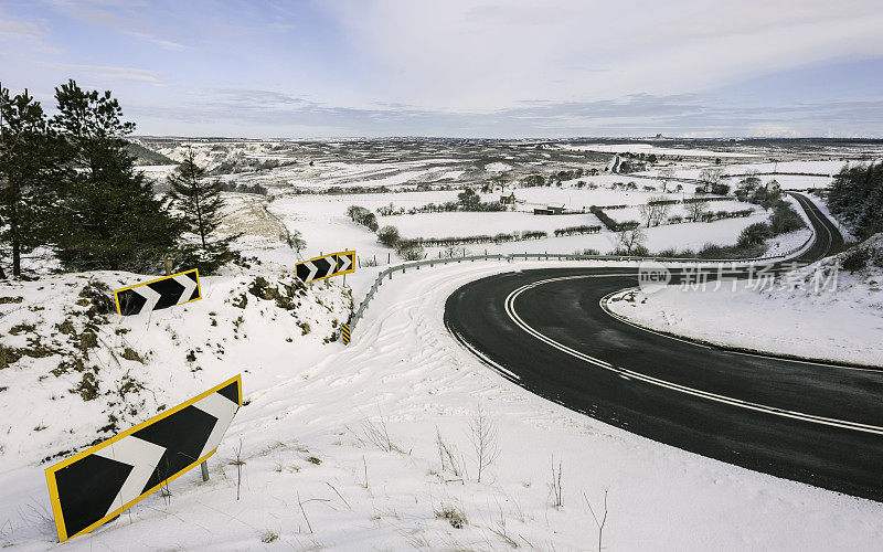 A169高速公路和北约克荒原被雪覆盖。