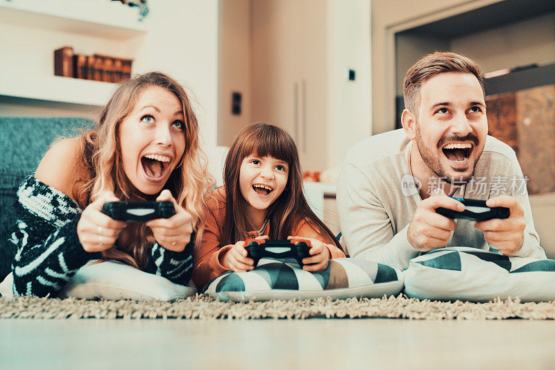 在家里玩电子游戏的竞争家庭