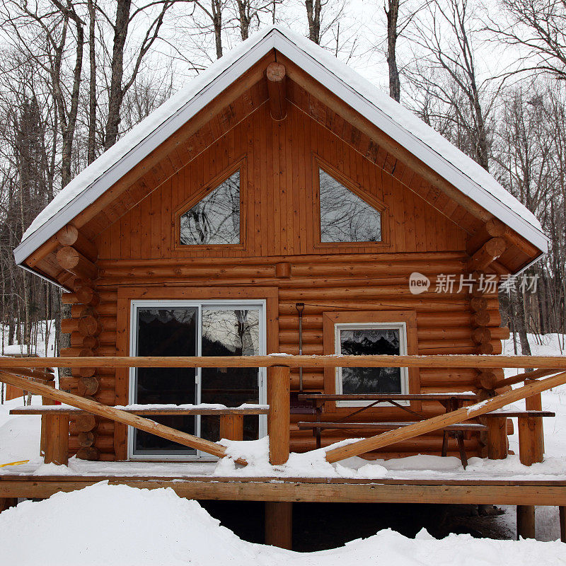 木屋，原木家，原木小屋在冬天