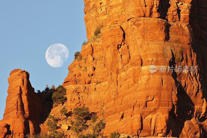 满月日出沙漠山丘