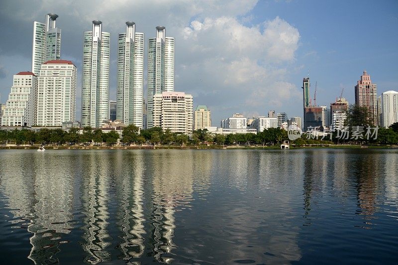 泰国曼谷，Benjakitti公园和Ratchada湖上的高层公寓