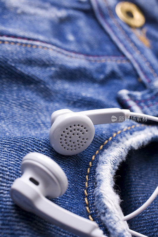 音乐和牛仔裤――牛仔裤上的耳机