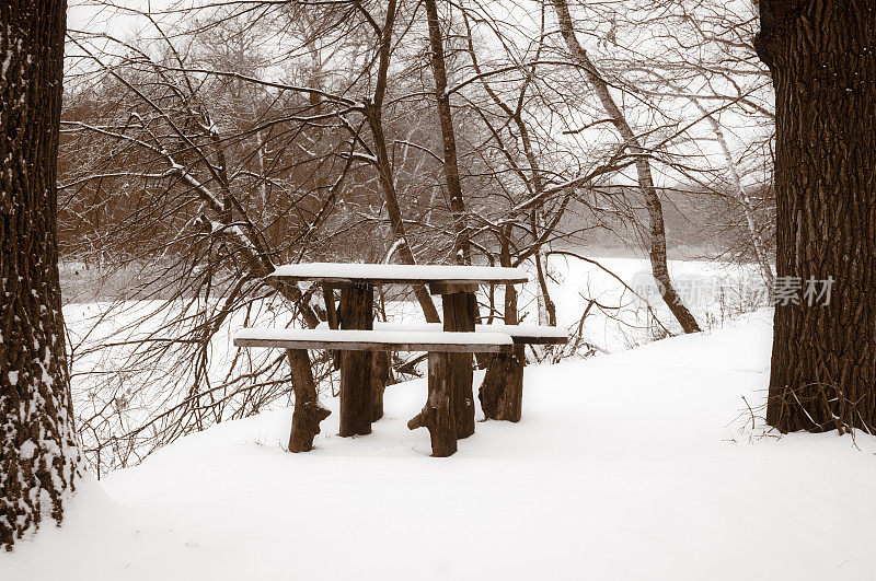 白雪覆盖的长椅上
