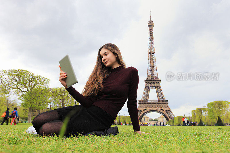 一名巴黎女子正在阅读电子书