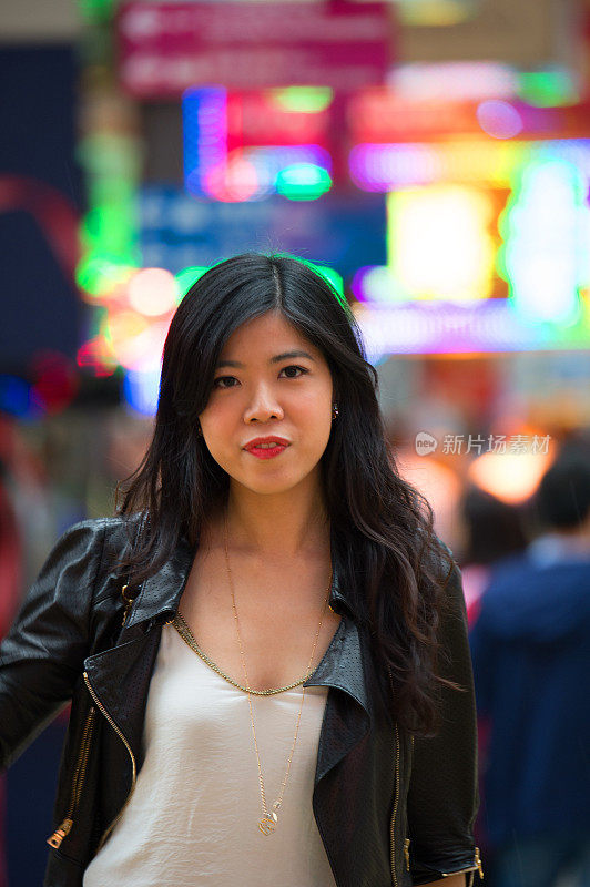 自信的亚洲女人的肖像，在街上，在夜晚