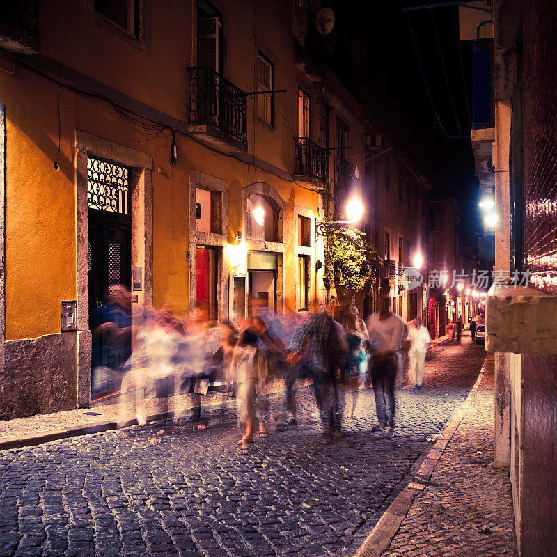 “夜行人”，葡萄牙里斯本的巴里奥奥图，夜生活