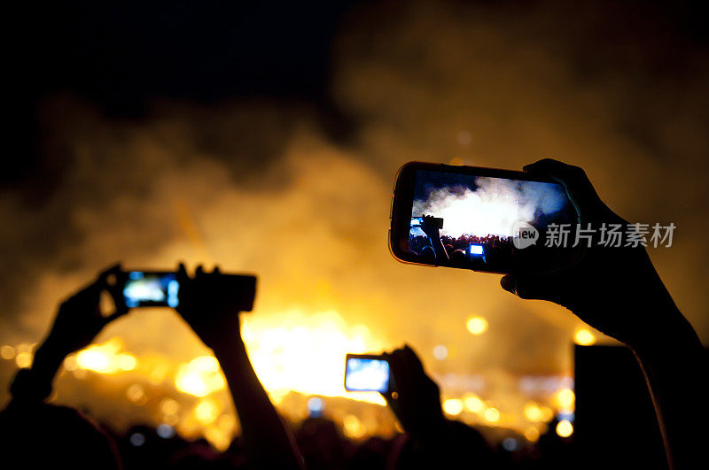 观众用手机拍摄火灾现场