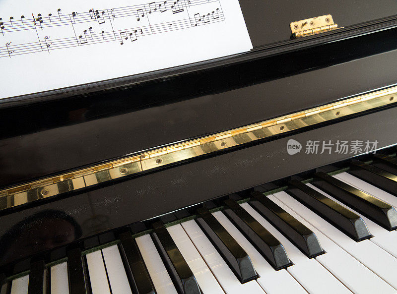 钢琴键盘与音乐