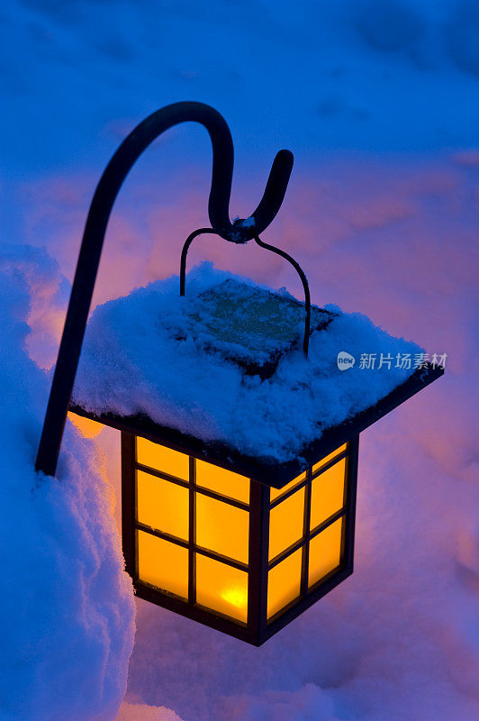 温暖的光从灯笼在冬天与雪