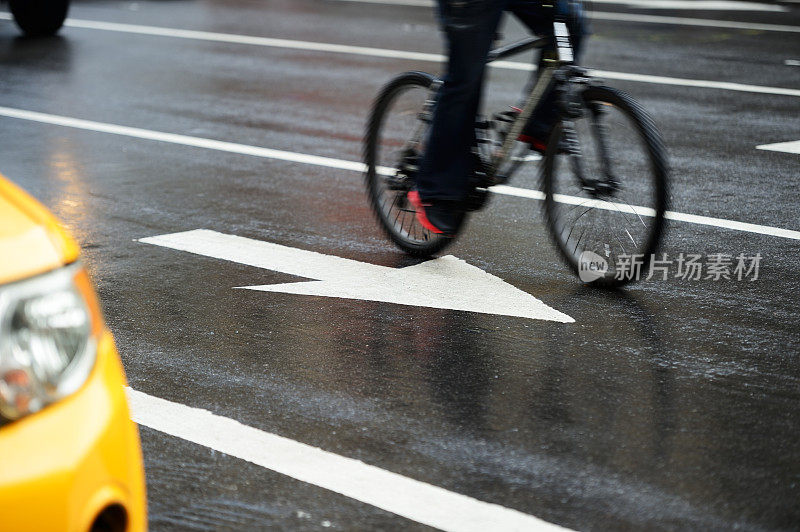 雨中在纽约街头骑自行车的人