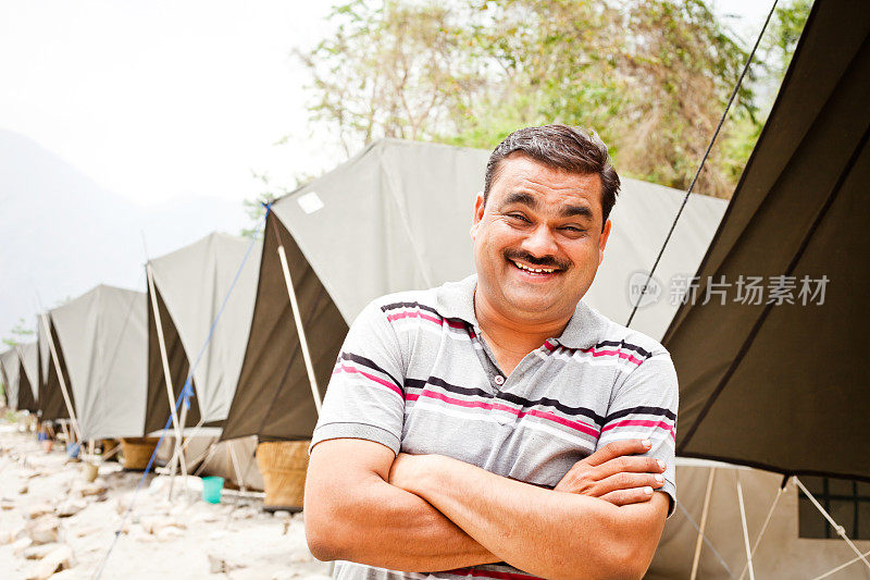 在瑞诗凯诗的一个营地里，一位快乐的亚洲印度男性