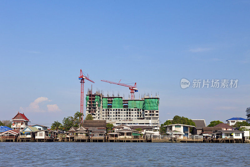 旧的和新的。从湄南河眺望曼谷的天际线
