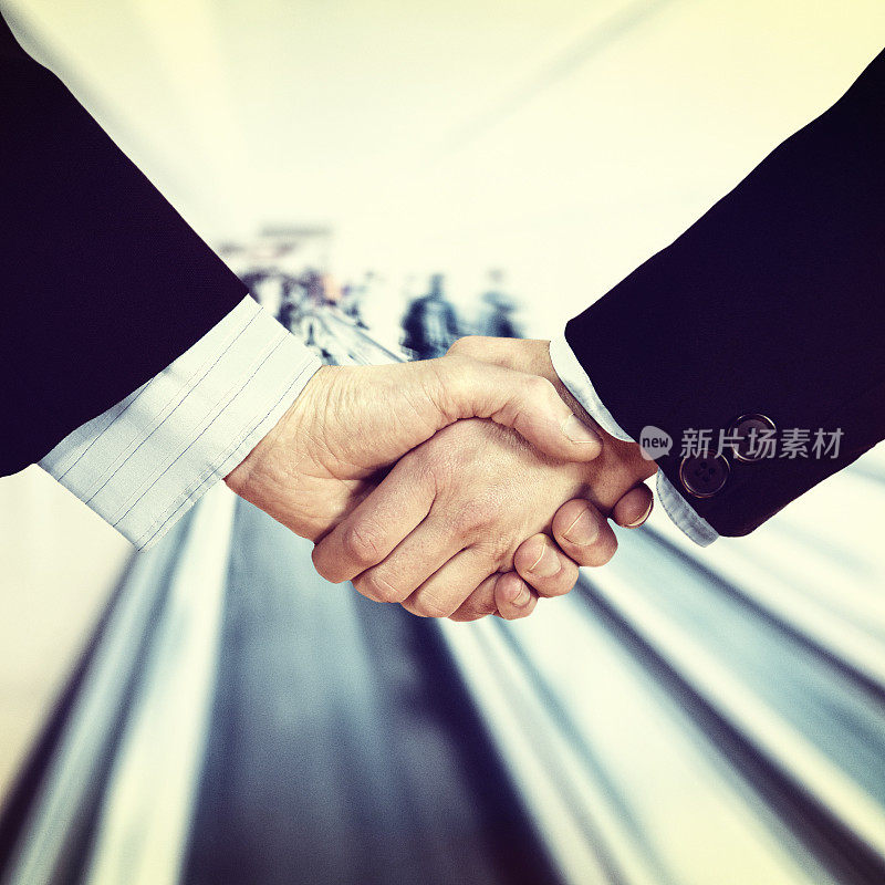 交易，商务握手，两个合作伙伴之间的握手，走廊