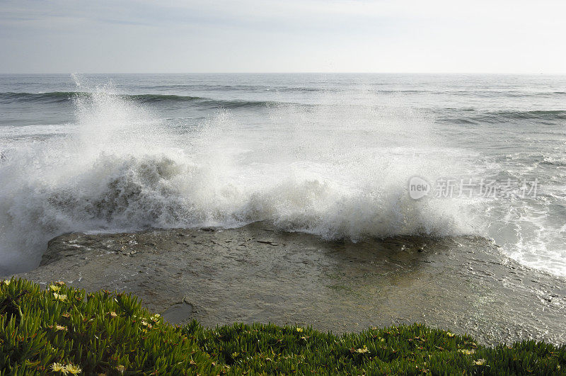 海浪冲击着海岸岩石