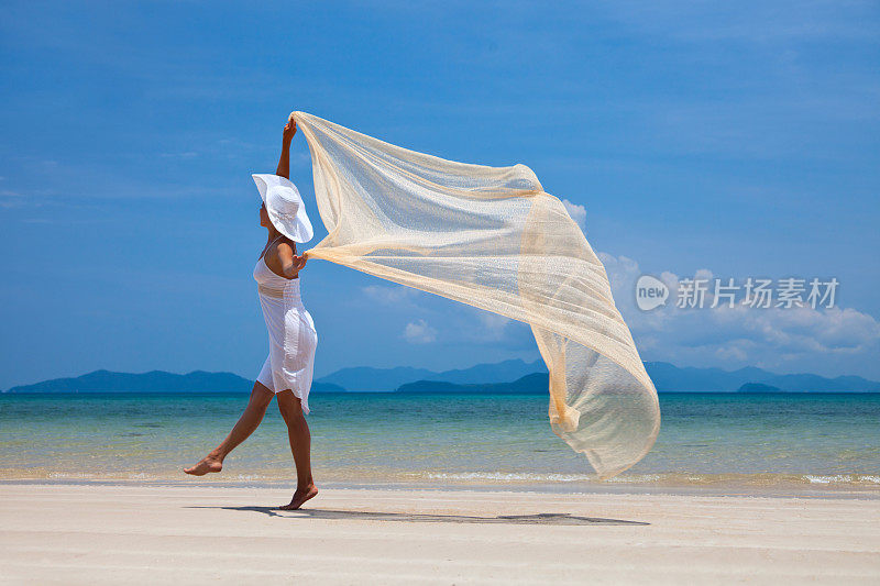 海滩上的快乐女人