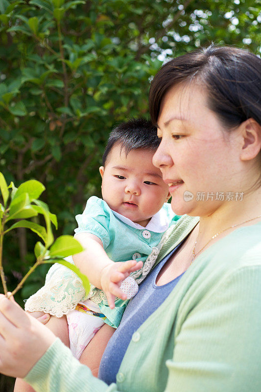 母亲和婴儿在户外