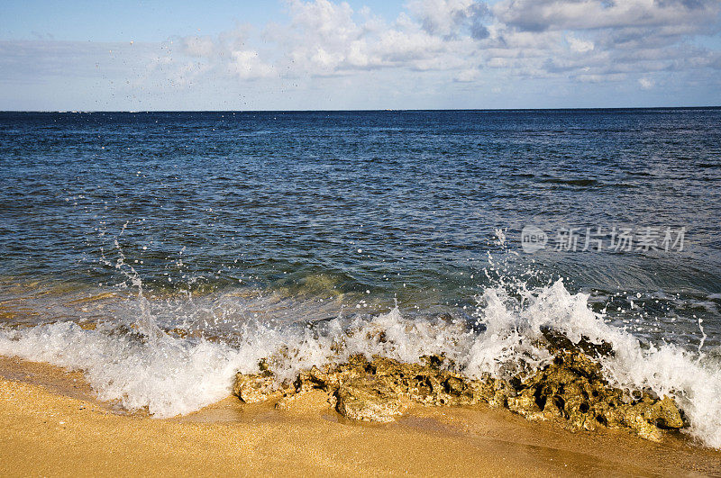 在考艾岛的隧道海滩上，海浪越过珊瑚