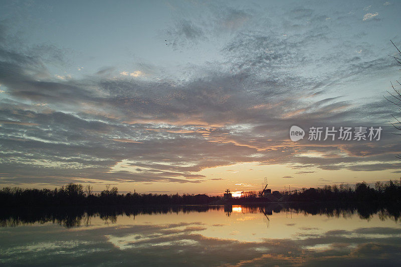 日落与神奇的天空和水的倒影