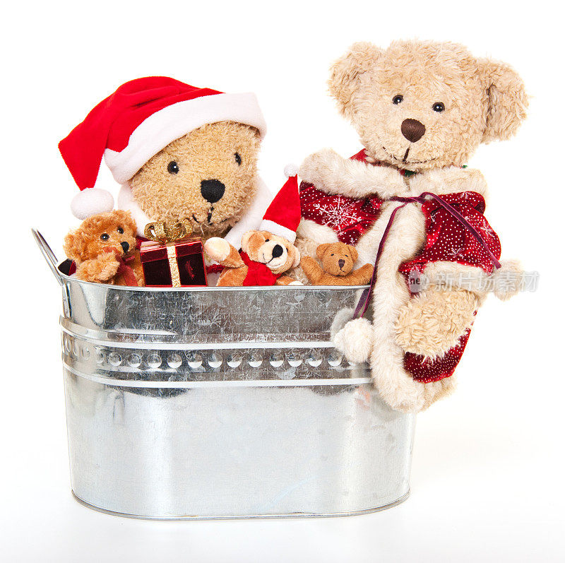 泰迪熊和装满圣诞礼物的桶