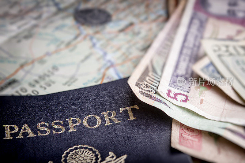 护照、地图和现金
