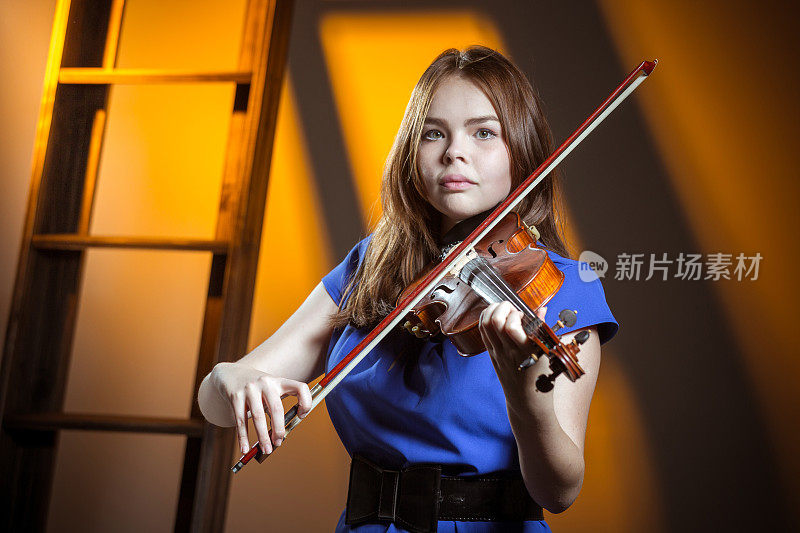 年轻女子的小提琴家