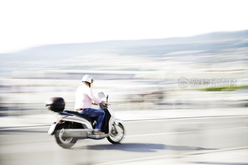 男人骑摩托车