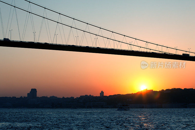 博斯普鲁斯大桥和?伊斯坦布尔城市日落