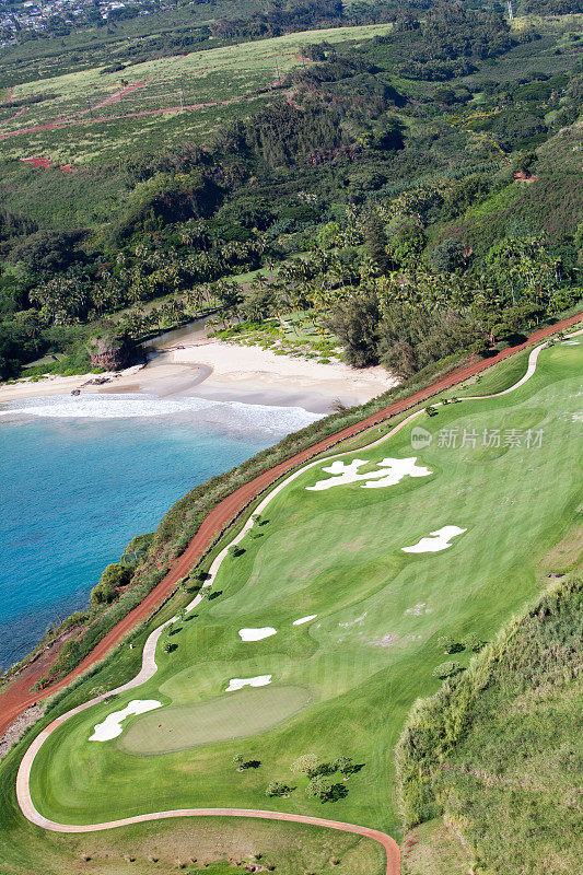 夏威夷考艾岛俯瞰太平洋的高尔夫球场