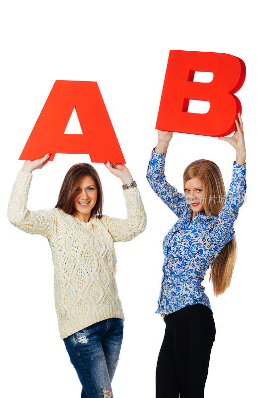 兴高采烈的妇女们拿着红色的字母A和B