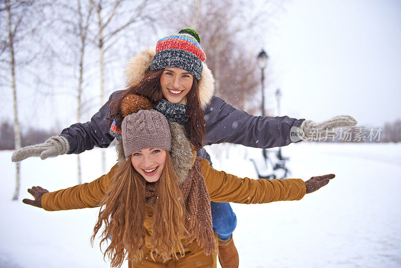 女性朋友在外面享受下雪天